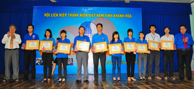 Ban tổ chức tặng giấy khen cho các tập thể, cá nhân xuất sắc.