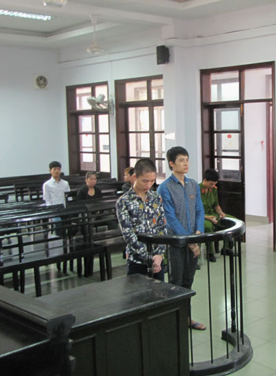 Bị truy đuổi, rút kiếm chém người