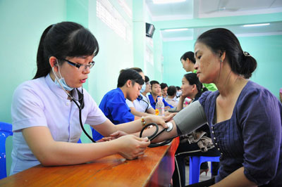 Các y, bác sĩ khám bệnh cho người dân.