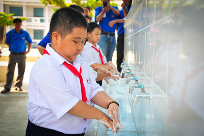 Học sinh rửa tay bằng xà phòng. Ảnh: VĨNH THÀNH