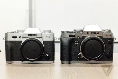 Fujifilm X-T10 (trái) có thiết kế tương đồng, nhưng kích thước nhỏ gọn hơn X-T1 (phải) ra mắt năm ngoái