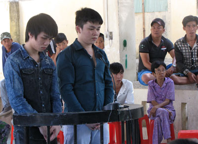 Bị cáo Tâm (trái) và Hà trước vành móng ngựa.