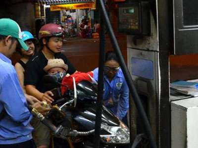 Giá xăng bất ngờ tăng 1.200 đồng/lít từ 20 giờ ngày 20-5