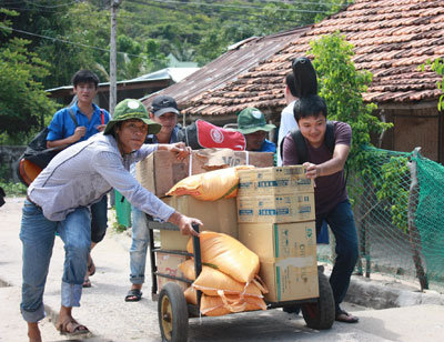 Các thành viên Câu lạc bộ Thầy thuốc trẻ vận chuyển thuốc đến nơi khám bệnh.