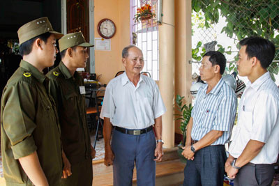 Lực lượng Công an và Mặt trận Tổ quốc xã thường xuyên phối hợp tuyên truyền, vận động người dân tham gia giữ gìn an ninh trật tự.