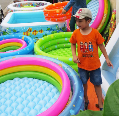 Bể bơi phao thu hút nhiều khách hàng trong mùa hè.