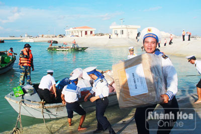 Vận chuyển quà lên đảo Sinh Tồn.