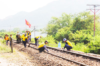 Công nhân Công ty Đường sắt Phú Khánh sửa chữa, bảo dưỡng đường sắt