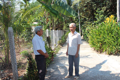 Ông Nguyễn Đình Dưng (bên phải) - một trong những người tham gia hiến đất mở đường.