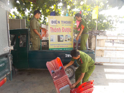 Thu gom bảng hiệu, bàn ghế... lấn chiếm vỉa hè.