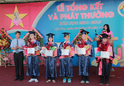 Ông Trần An Khánh, Bí thư Thành ủy Nha Trang trao phần thưởng cho 4 thủ khoa của trường trong kỳ thi học sinh giỏi THCS cấp tỉnh. 