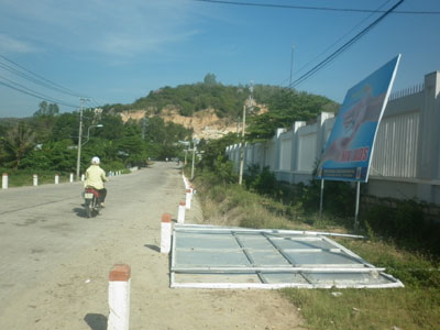 Pa nô bị gãy đổ