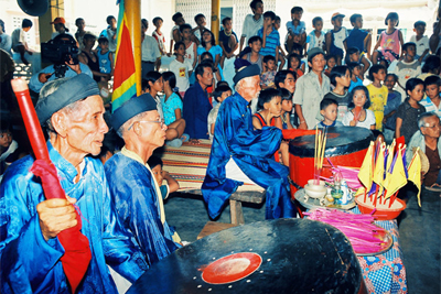 Các cụ cao niên, hiền đức, có uy tín trong làng ngồi xem hát bội, đánh trống chầu giữ nhịp cho vở diễn, thưởng thẻ cho đào kép hát hay, múa đẹp.