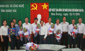 Lãnh đạo Sở Khoa học và Công nghệ chúc mừng các nhà sáng chế.