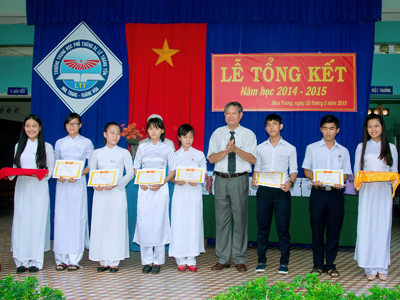 Ông Trần Quang Mẫn, Phó Giám đốc Sở Giáo dục và Đào tạo trao giấy khen của trường cho các tập thể lớp tiên tiến.