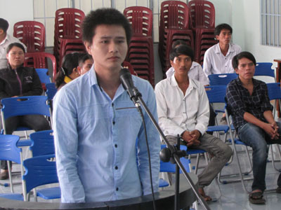 Vào tù vì cướp giật tài sản