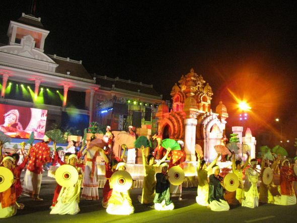 Lễ hội đường phố là một trong những chương trình được chờ đợi nhất ở mỗi kỳ Festival Biển.