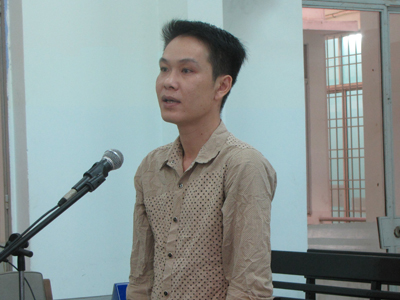 Trèo tường vào nhà trộm đồ