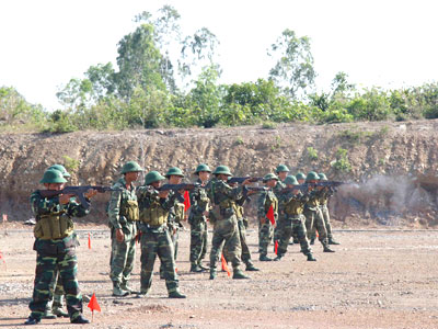 Chiến sĩ mới kiểm tra bắn súng AK bài 1.