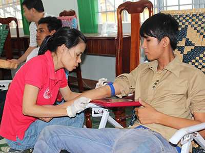 Công nhân Khu công nghiệp Suối Dầu tham gia hiến máu tình nguyện.