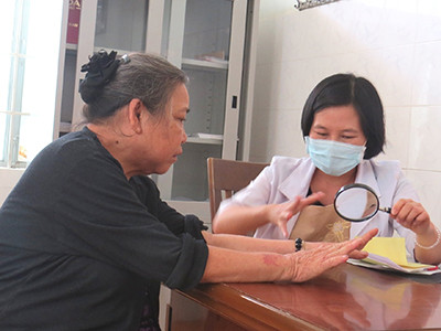  Bác sĩ Bệnh viện Da liễu Khánh Hòa khám bệnh cho bệnh nhân.