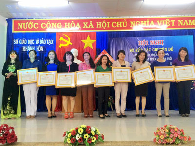 Bà Hoàng Thị Lý, Phó Giám đốc Sở Giáo dục và Đào tạo trao giấy khen cho các trường.
