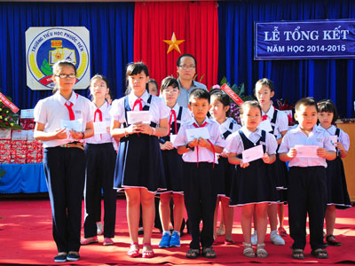 Ông Nguyễn Khắc Hà - Phó Chủ tịch UBND TP. Nha Trang khen thưởng các học sinh có thành tích xuất sắc.