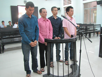  4 bị cáo trước tòa.