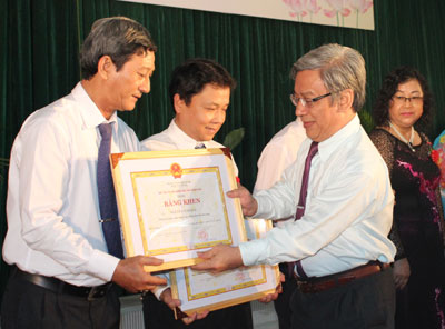 Biểu dương, khen thưởng 22 tập thể và 49 cá nhân tiêu biểu