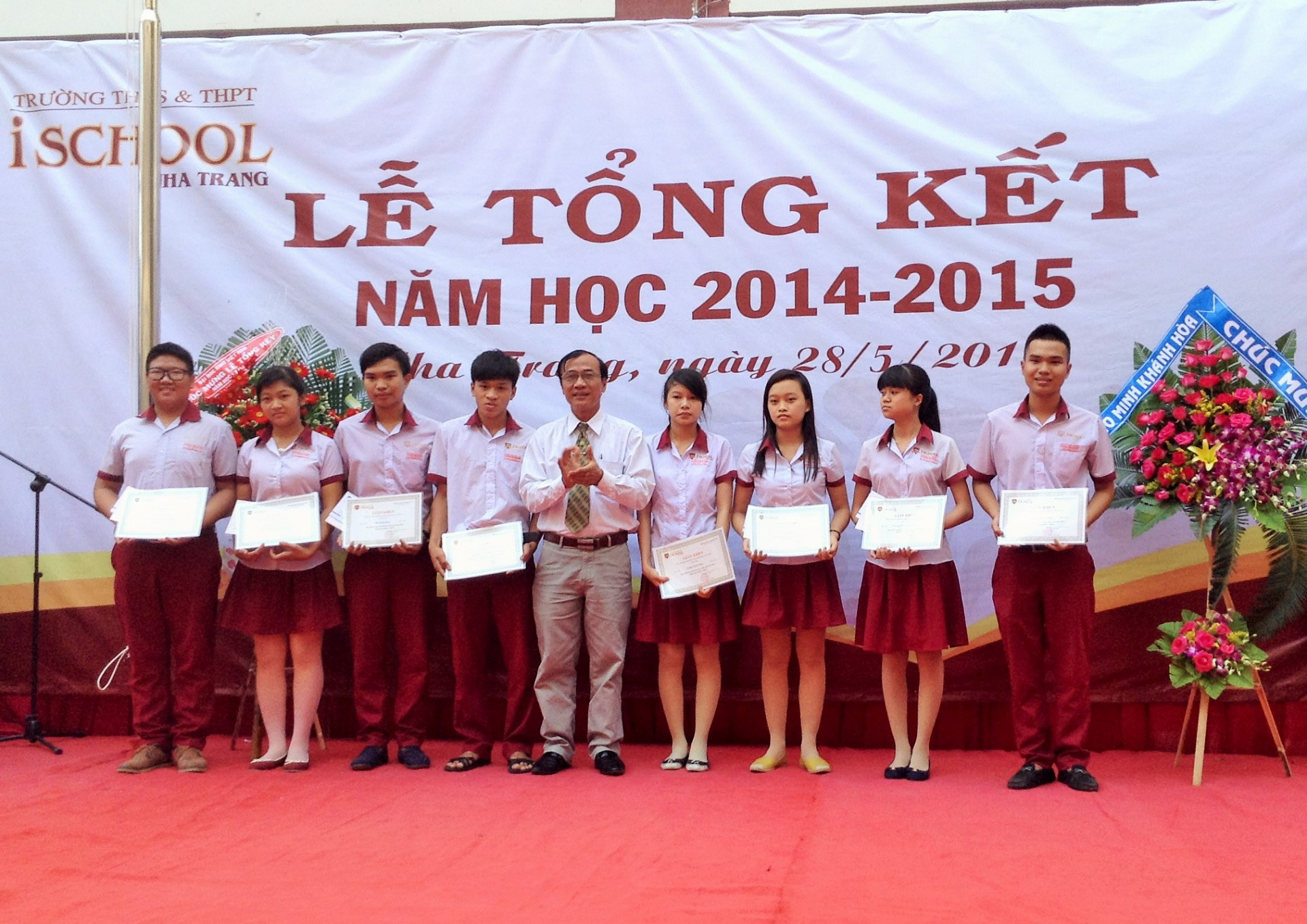 Ông Phan Văn Dũng, Phó Giám đốc Sở Giáo dục và Đào tạo tỉnh trao giấy khen của trường cho các HS đạt giải trong kỳ thi HS giỏi cấp tỉnh. 