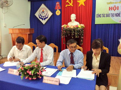 Ký kết biên bản ghi nhớ giữa Trường Cao đẳng Nghề Nha Trang với các doanh nghiệp. 