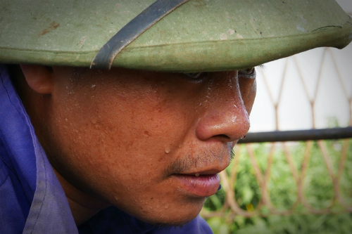 Làm việc ngoài trời khi nhiệt độ cao dễ có nguy cơ say nắng. Ảnh minh họa: Quý Đoàn. 