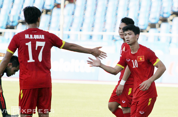 Mạc Hồng Quân (17) và Công Phượng (10) cùng nhau lập công. Ảnh: Lâm Thỏa.