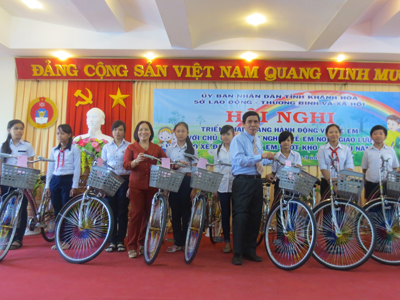 Tặng xe đạp cho trẻ em.