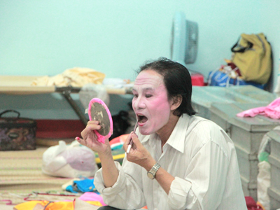 Nghệ sĩ hóa trang trước giờ diễn.