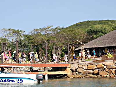 Doanh nghiệp du lịch đến từ Thành Đô khảo sát dịch vụ tại đảo Hòn Tằm