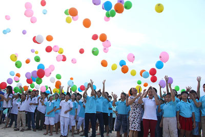 Các em nhỏ thả bong bóng.