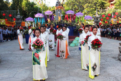 Nghi thức dâng hoa lên Đức Phật