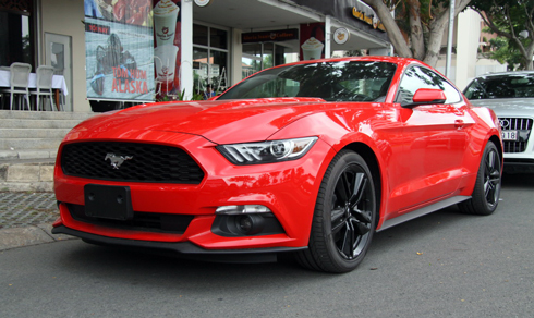 Ford Mustang 2015 trang bị động cơ EcoBoost trên đường phố Sài Gòn.