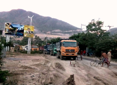 Người dân thôn Đất Lành: Lại chặn xe...