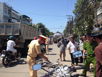 Công an khám nghiệm hiện trường vụ tai nạn.