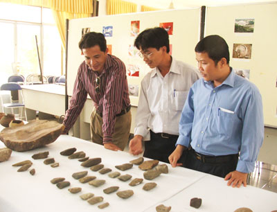 Một số hiện vật thu được ở di tích khảo cổ Vĩnh Yên (Vạn Thạnh, Vạn Ninh).