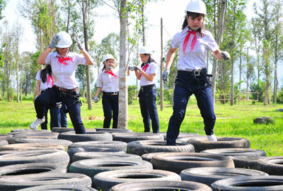 Các đội viên tham gia hoạt động tập thể tại hội trại.