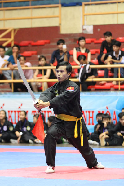 Các vận động viên thi đấu quyền thuật tại giải.