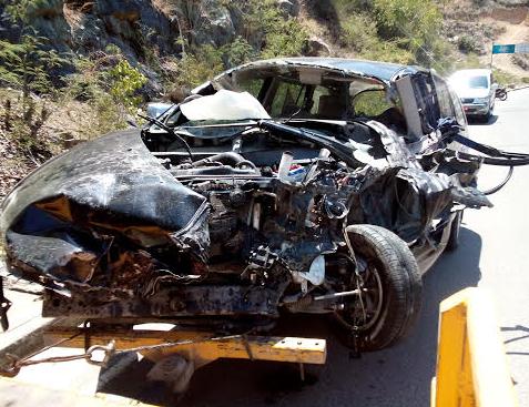 Cú tông trực diện làm chiếc xe Toyota Innova 7 chỗ bẹp dúm, biến dạng.