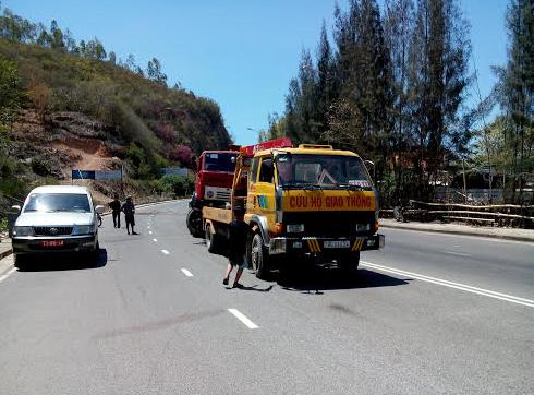 Lực lượng cứu hộ giao thông tham gia giải tỏa hiện trường.