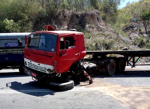 Phần đầu bên trái xe đầu kéo bị hư hỏng nhẹ, nhưng trục bánh trước bị gãy.