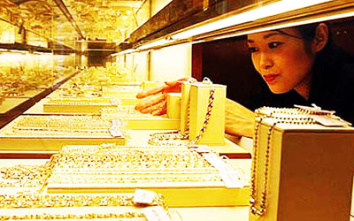 Vàng SJC trong nước và thế giới cùng lao dốc