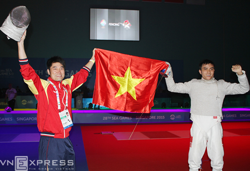 Thành An ăn mừng cùng thành viên ban huấn luyện...