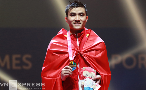 ... và khi lên bục nhận HC. Ảnh: Lâm Thỏa.